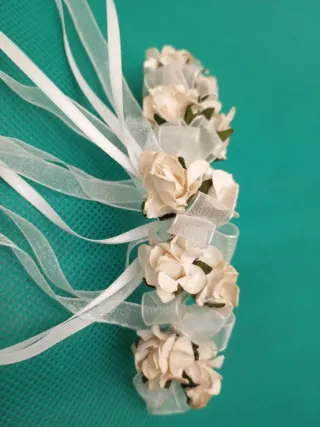 Tocado flores tela beige y blanco (Mod. 13)