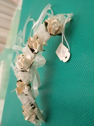 Tocado flores tela beige y blanco (Mod. 13)