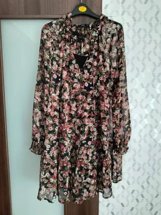 Vestido floral negro manga larga. Marca Mango.