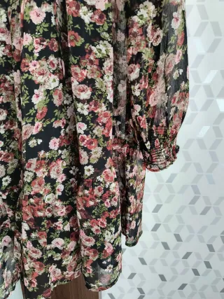 Vestido floral negro manga larga. Marca Mango.