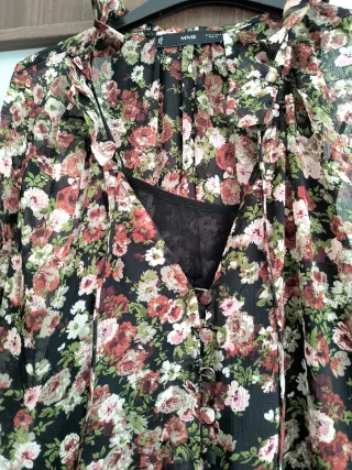 Vestido floral negro manga larga. Marca Mango.