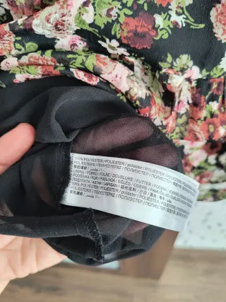 Vestido floral negro manga larga. Marca Mango.