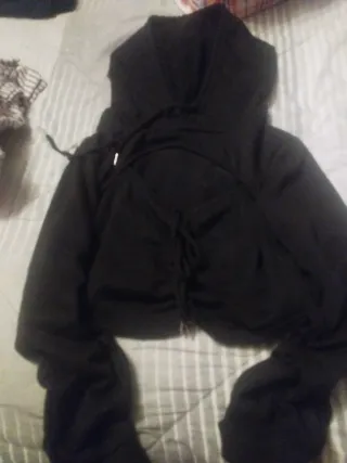 Camiseta corta con capucha y cordones