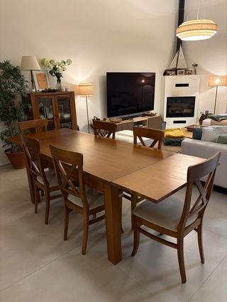 Tavolo da pranzo in legno massello e sedie abbinate