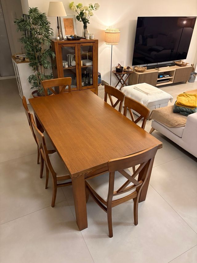 Tavolo da pranzo in legno massello e sedie abbinate