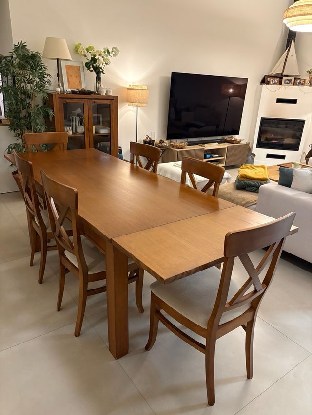 Tavolo da pranzo in legno massello e sedie abbinate