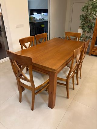 Tavolo da pranzo in legno massello e sedie abbinate