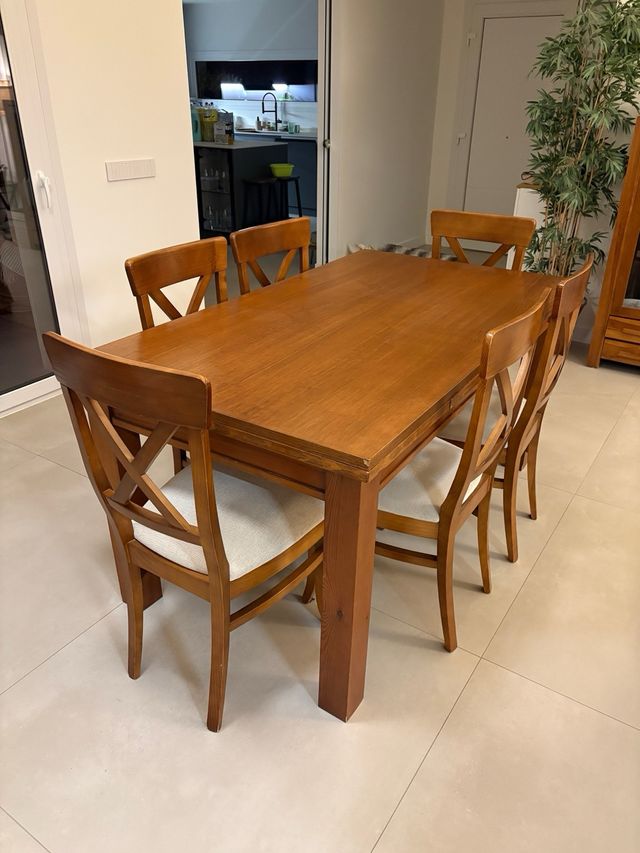 Tavolo da pranzo in legno massello e sedie abbinate