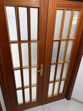 Puerta doble de madera con cristales