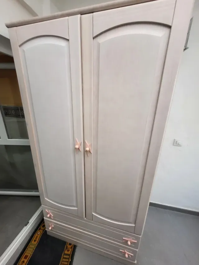 Armario juvenil blanco y rosa