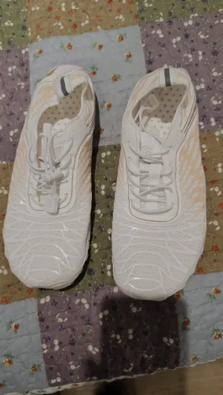 Venta en persona.    Zapatos buenos y anchos.