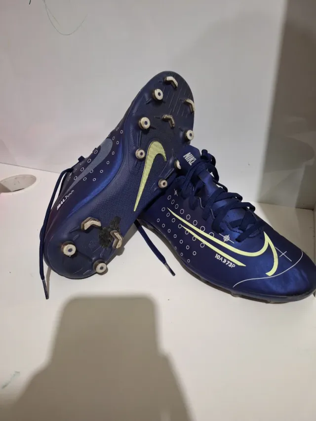 Botas de fútbol Nike azules y verdes