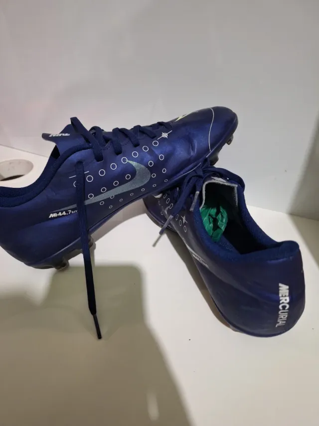 Botas de fútbol Nike azules y verdes