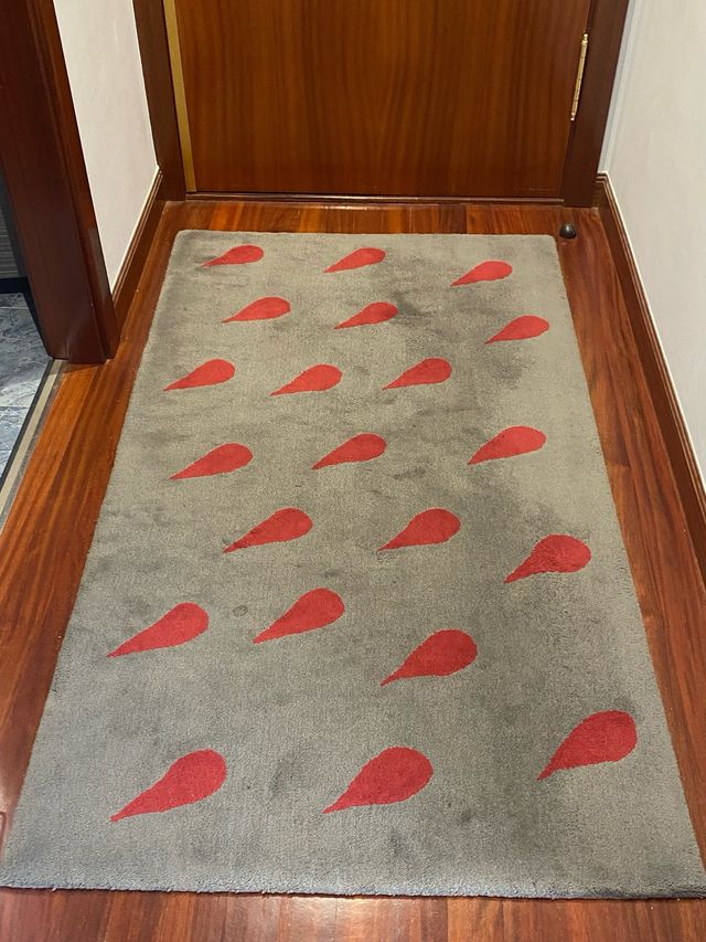 Tapete cinza com design de lágrimas vermelhas