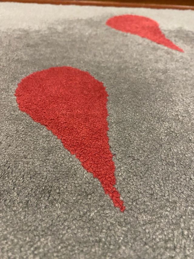 Tapete cinza com design de lágrimas vermelhas