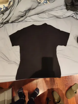 Camiseta negra con calavera y rosas. Marca DGK.