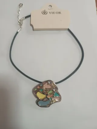 Collar con colgante multicolor