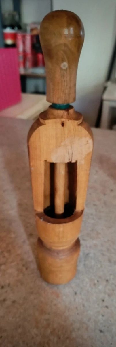 Encorchadora antigua de madera