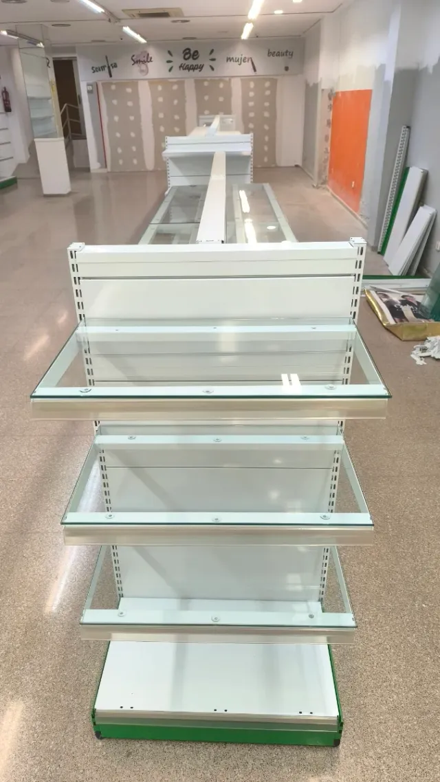 Estanterías y Expositores Metálicos y de Cristal