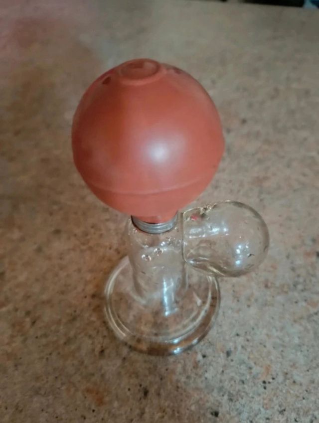 Sacaleches antiguo de cristal y goma