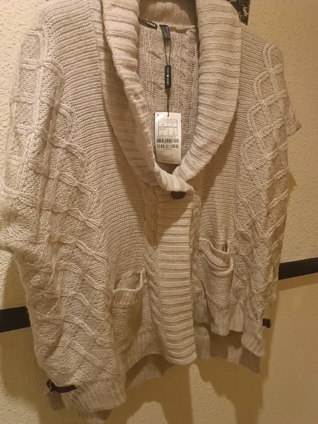 Chaleco de lana beige con bolsillos