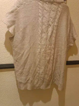 Chaleco de lana beige con bolsillos