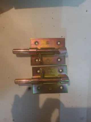 Cerrojo metálico dorado