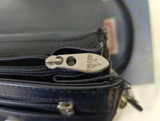 Maletín de cuero negro con llave.