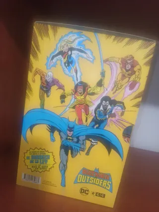 BATMAN Y LOS OUTSIDERS ECC COLECCION COMICS NUEVA