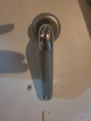 Manivela de puerta plateada