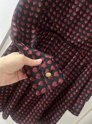 Vestido negro con corazones rojos