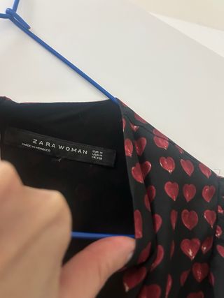 Vestido negro con corazones rojos