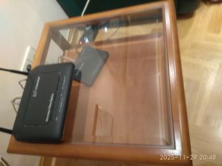 Mesa baja madera maciza y cristal. Seminueva