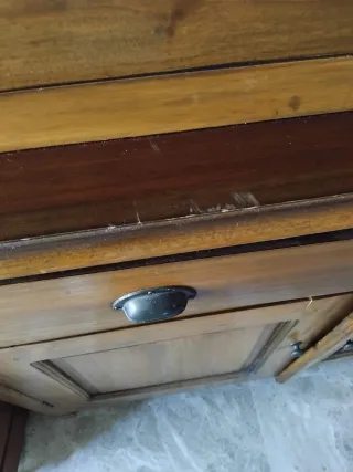 Alacena rústica de madera con vitrina