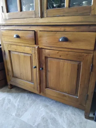 Alacena rústica de madera con vitrina