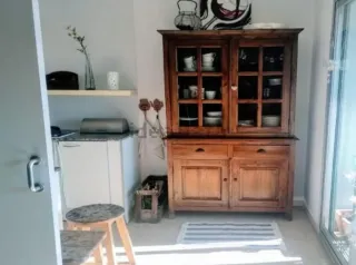 Alacena rústica de madera con vitrina