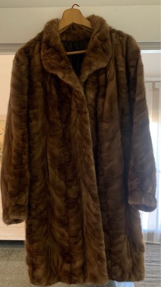 Abrigo de piel marrón