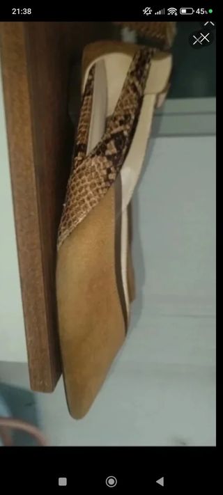 Zapatos tacón piel serpiente y ante