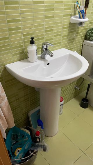 Lavabo con pedestal blanco