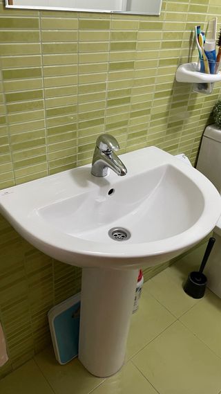 Lavabo con pedestal blanco