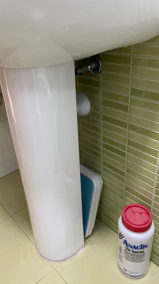 Lavabo con pedestal blanco