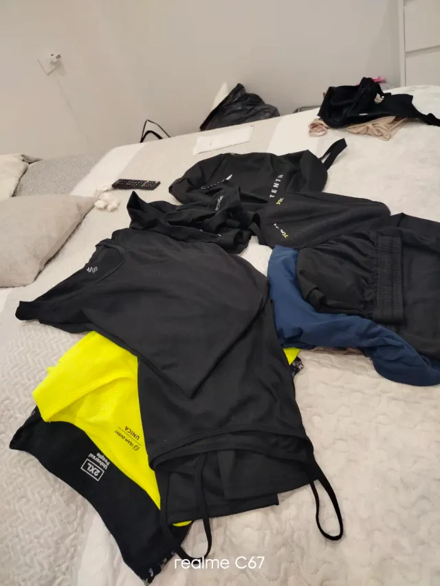 Lote Ropa Deportiva Negra y Amarilla