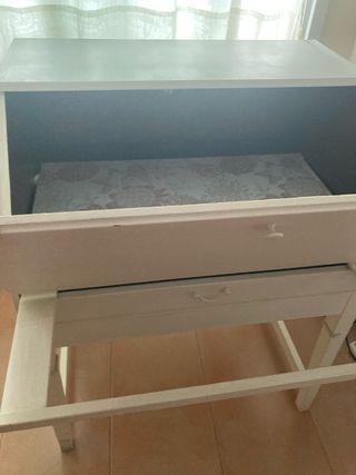 Buró escritorio pintado en blanco .