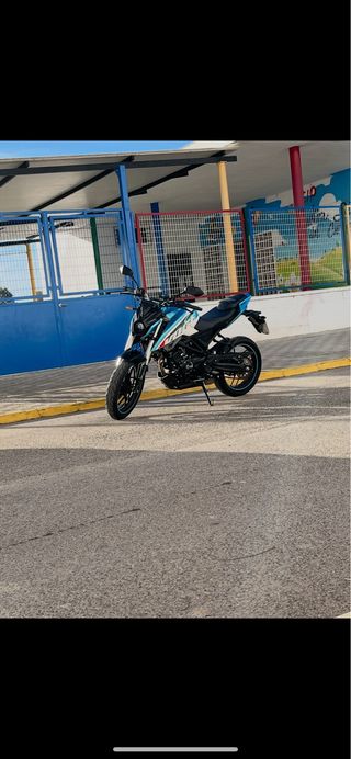 Moto de carretera azul y blanca