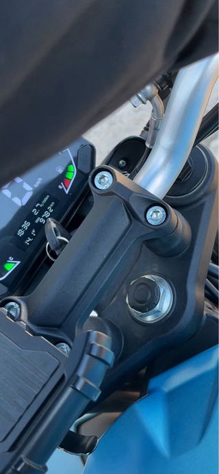 Moto de carretera azul y blanca