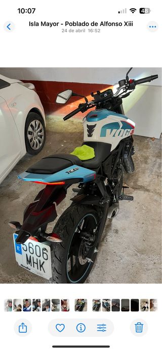 Moto de carretera azul y blanca