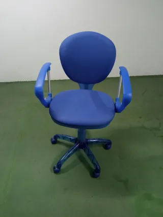 Silla de oficina azul de plástico y tela