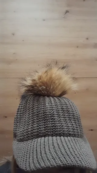 Gorra de lana con pompón