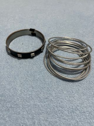 Set de pulseras plateadas y negras con tachuelas