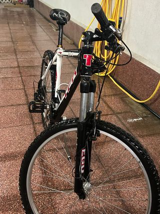 Bicicleta de montaña negra y blanca